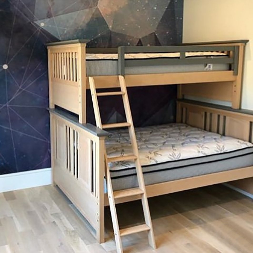 Karisma Massivholz-Etagenbett (Einzelbett oben, Doppelbett unten) – Luxuriöses, umbaubares Etagenbett im Mid-Century-Stil – Hochwertige europäische Handwerkskunst